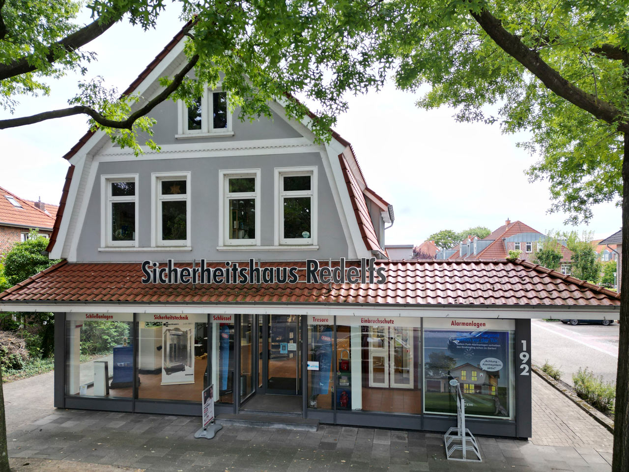 sicherheitshaus-redelfs-gebaeude